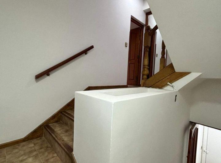 SE ALQUILA OFICINA  CENTRICA - TRES PISOS 4