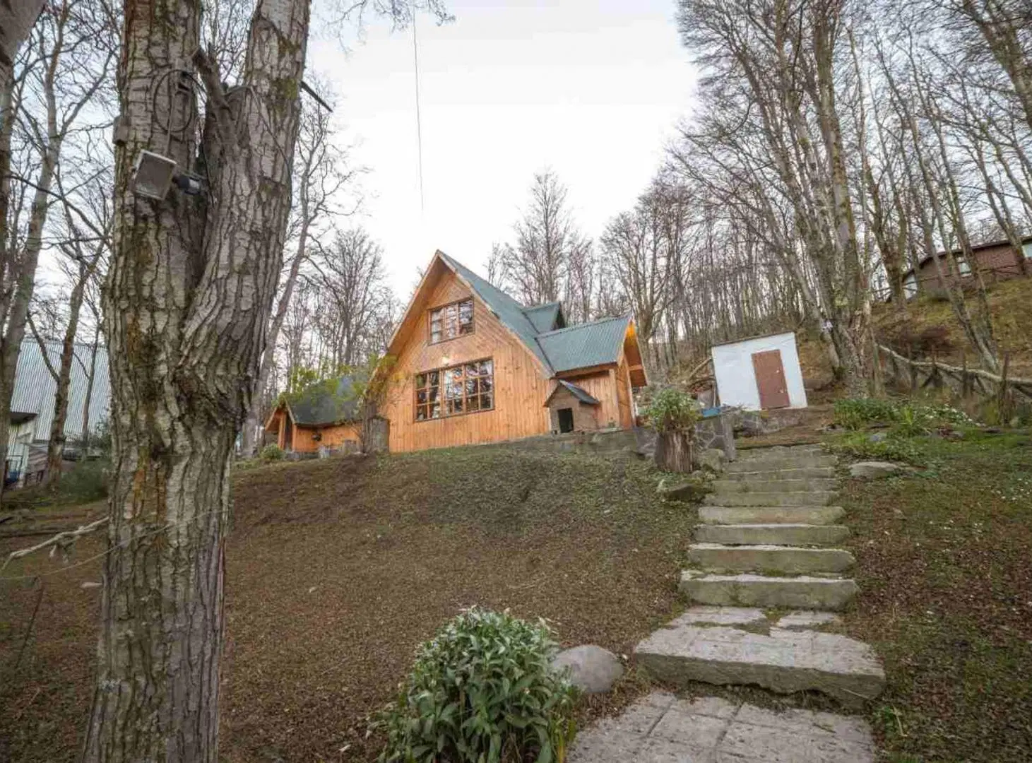 VENTA DE CASA TIPO CABAÑA + MONOAMBIENTE 3