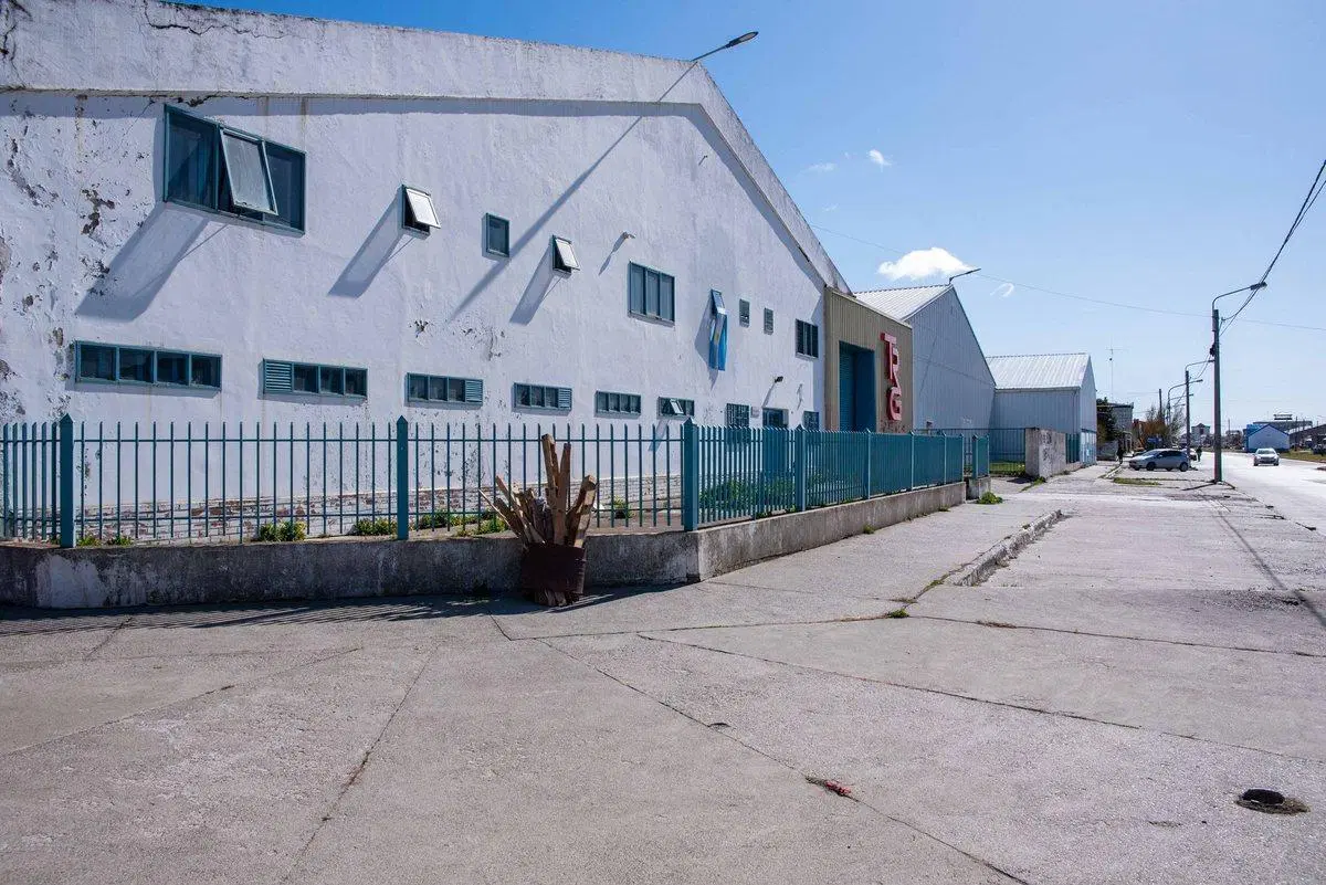 ALQUILER – IMPORTANTE PROPIEDAD INDUSTRIAL EN RÍO 4