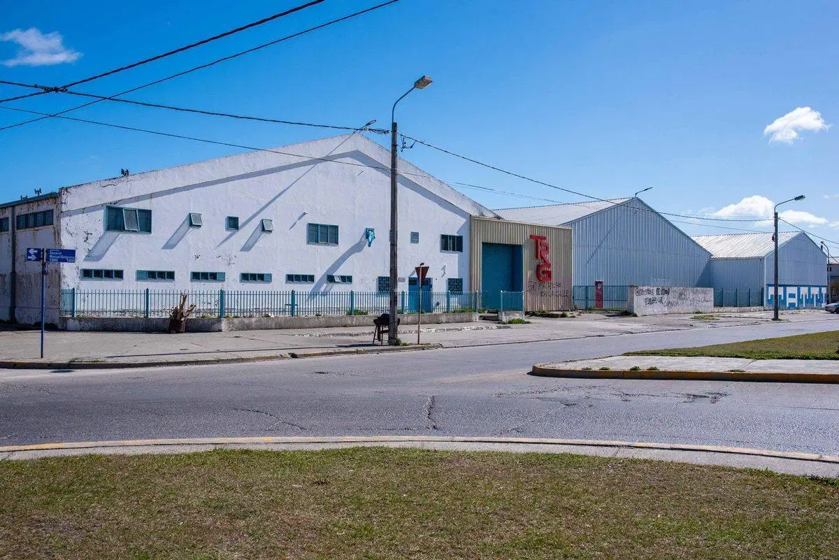 ALQUILER – IMPORTANTE PROPIEDAD INDUSTRIAL EN RÍO 5