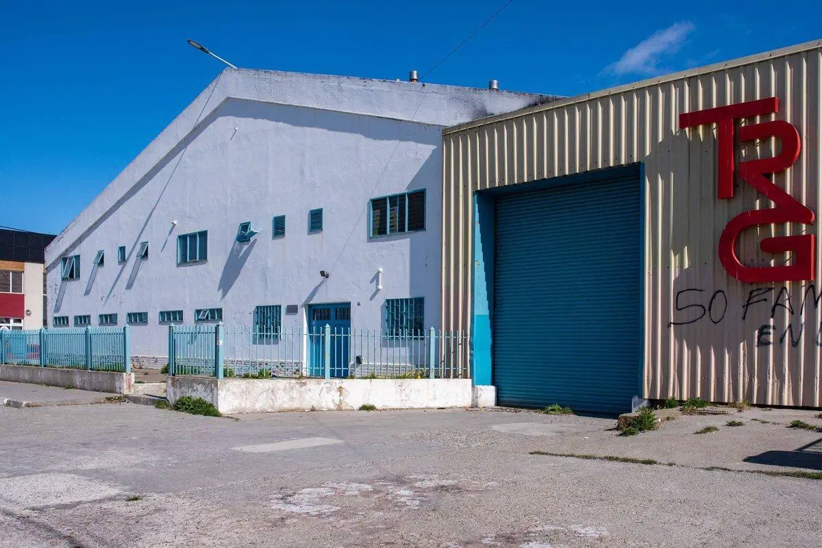 ALQUILER – IMPORTANTE PROPIEDAD INDUSTRIAL EN RÍO 4