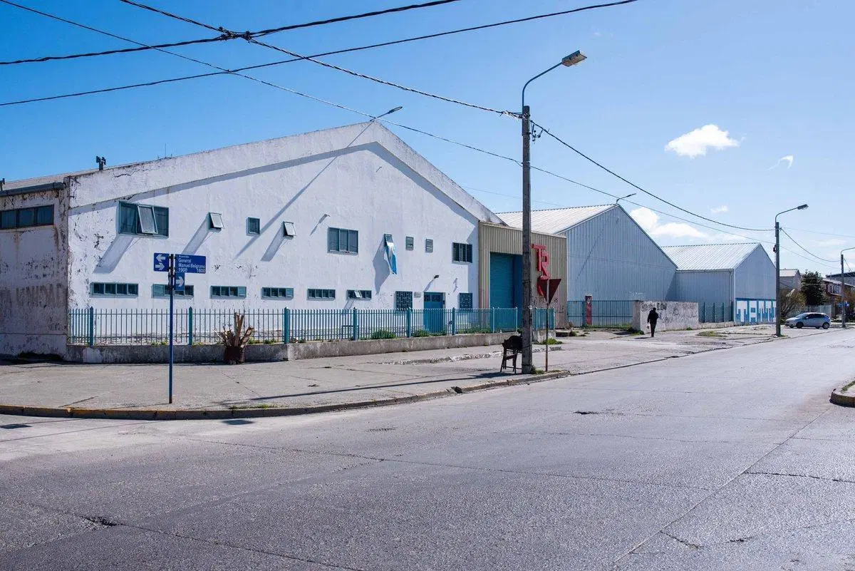 ALQUILER – IMPORTANTE PROPIEDAD INDUSTRIAL EN RÍO 2