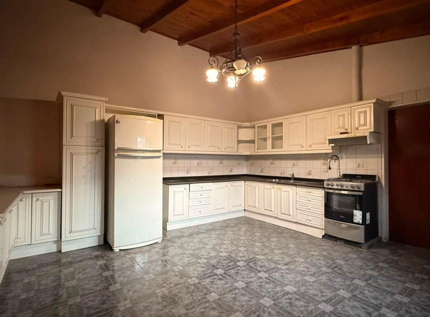 Foto de CASA EN VENTA / APTA CREDITO / 9 AMBIENTES, imagen 2