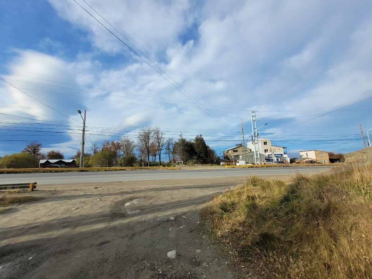 Foto de CASA CON AMPLIO TERRENO Y DOBLE ACCESO EN USHUAIA, imagen 2