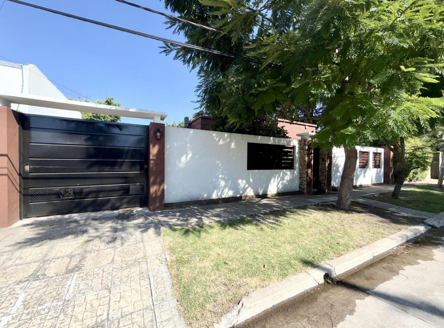 CASA EN PLANTA BAJA REMODELADA A NUEVO ITUZAINGO