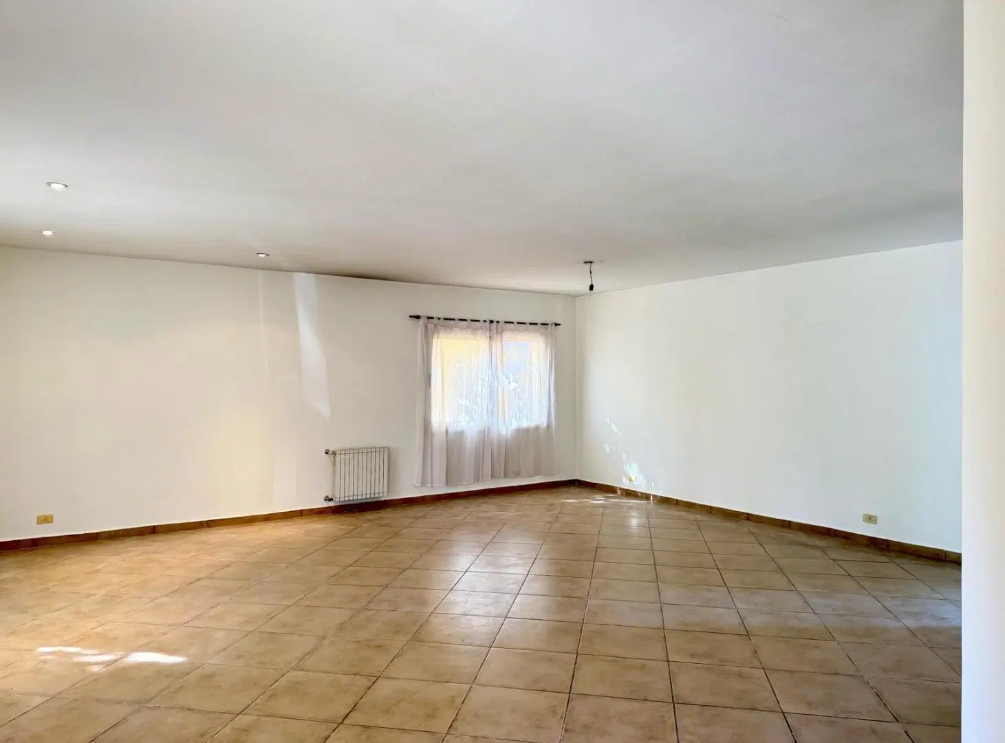 HERMOSA Y AMPLIA CASA EN BARRIO ALTOS DEL SOL EN ALQUILER 2