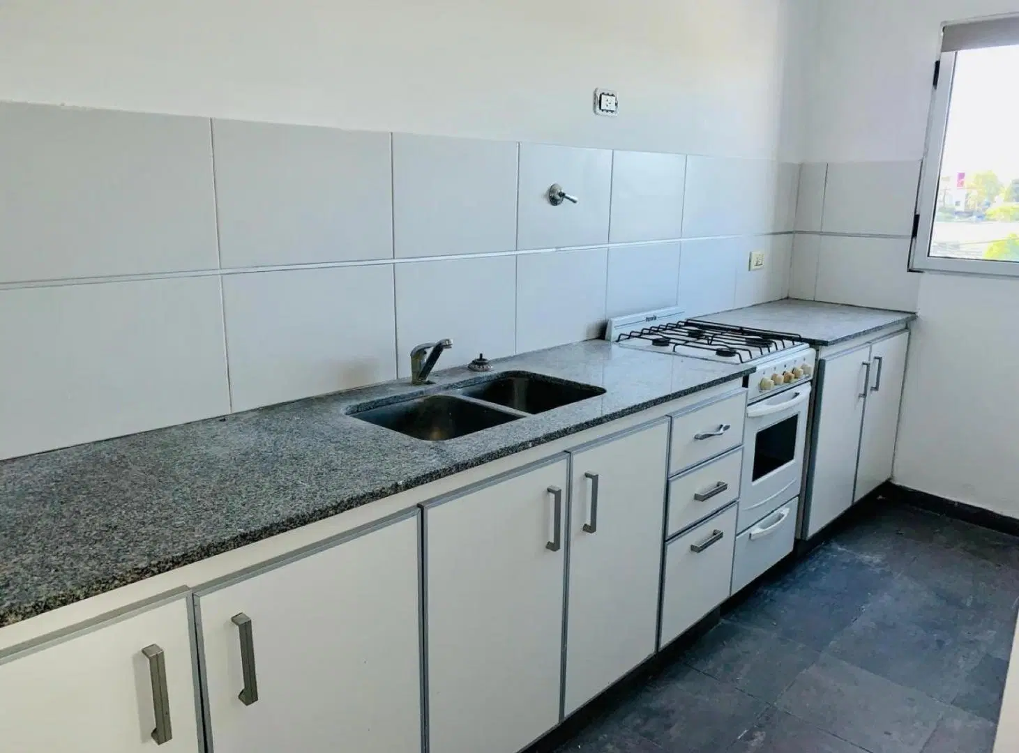 Oficina Ituzaingó Norte con cochera y cocina 3
