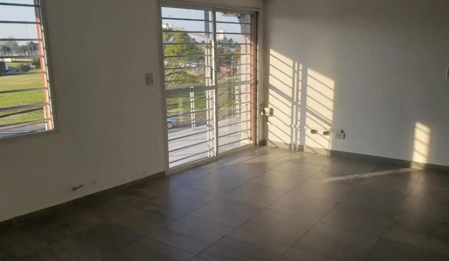 Oficina Ituzaingó Norte con cochera y cocina 1