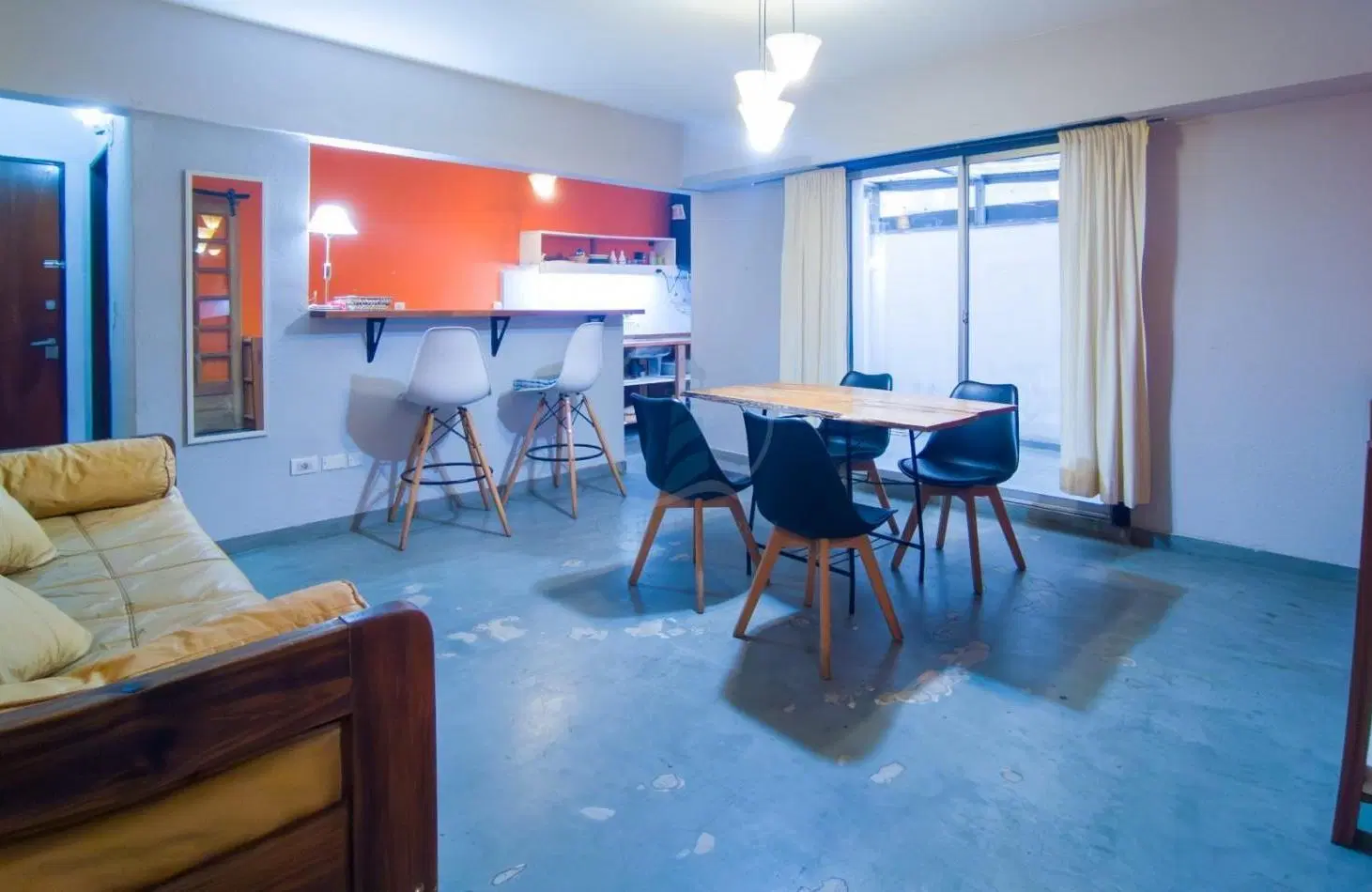 Amplio Dpto. de 2 amb.| Patio cubierto y descubierto | Zona Aldrey | Amoblado 4
