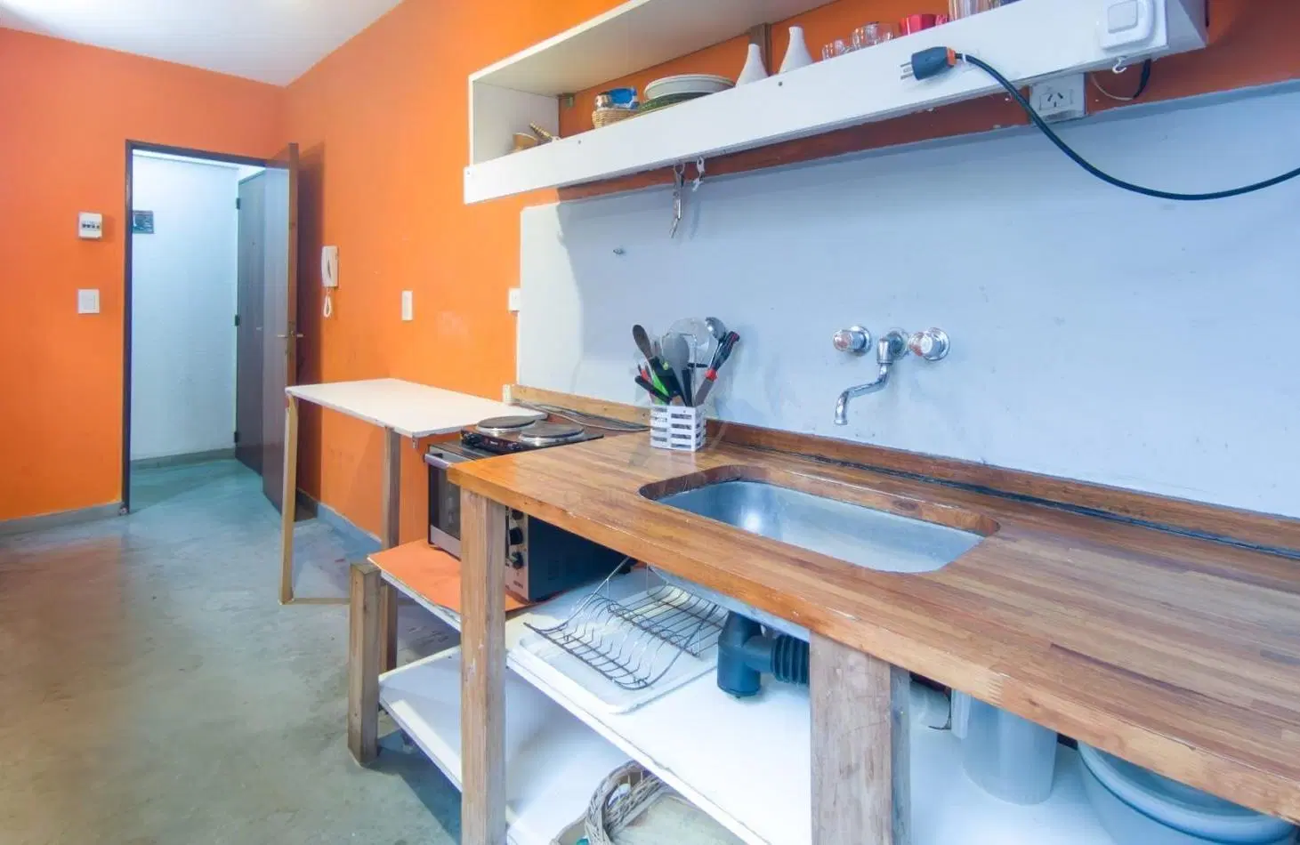 Amplio Dpto. de 2 amb.| Patio cubierto y descubierto | Zona Aldrey | Amoblado 5