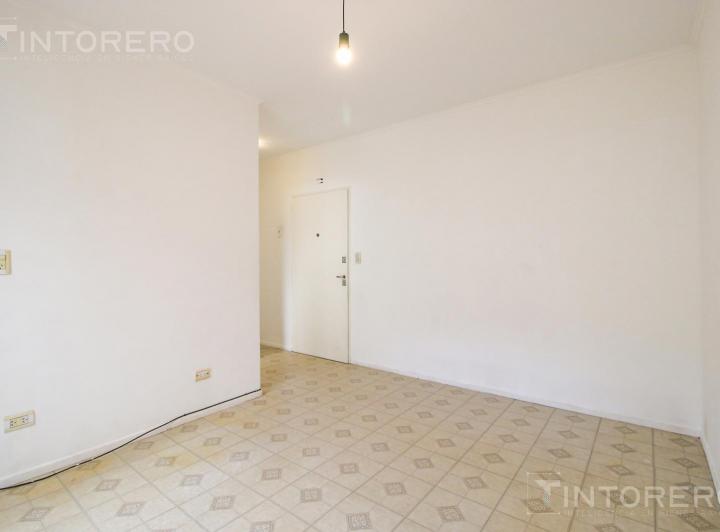 Departamento en venta de 2 ambientes en PB con patio en Villa Ortúzar. 1