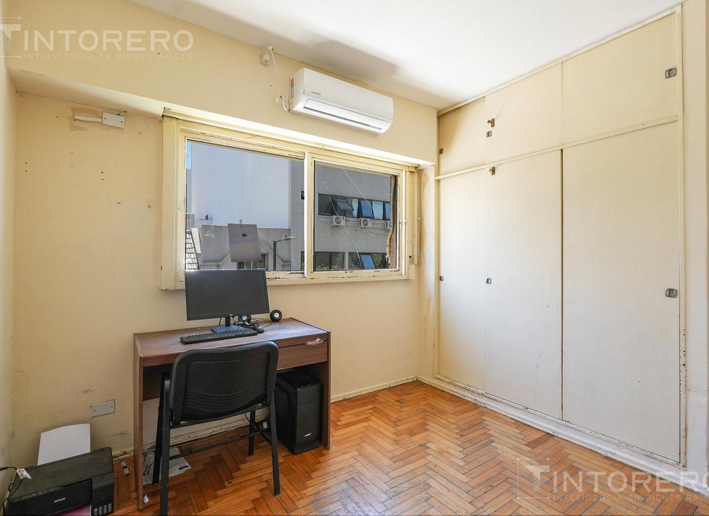 Departamento de 3 ambientes en Floresta en venta al frente con balcón, luz todo el día.