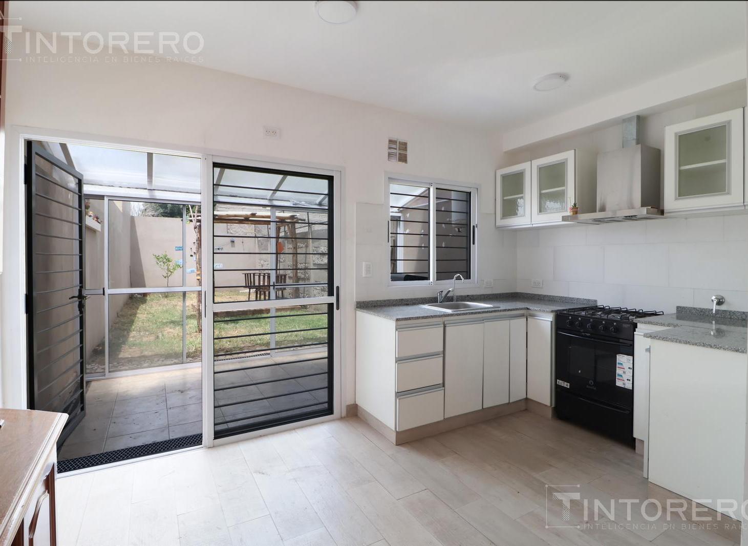 Casa en venta tipo dúplex de 3 ambientes con jardín y cochera en Ituzaingó.