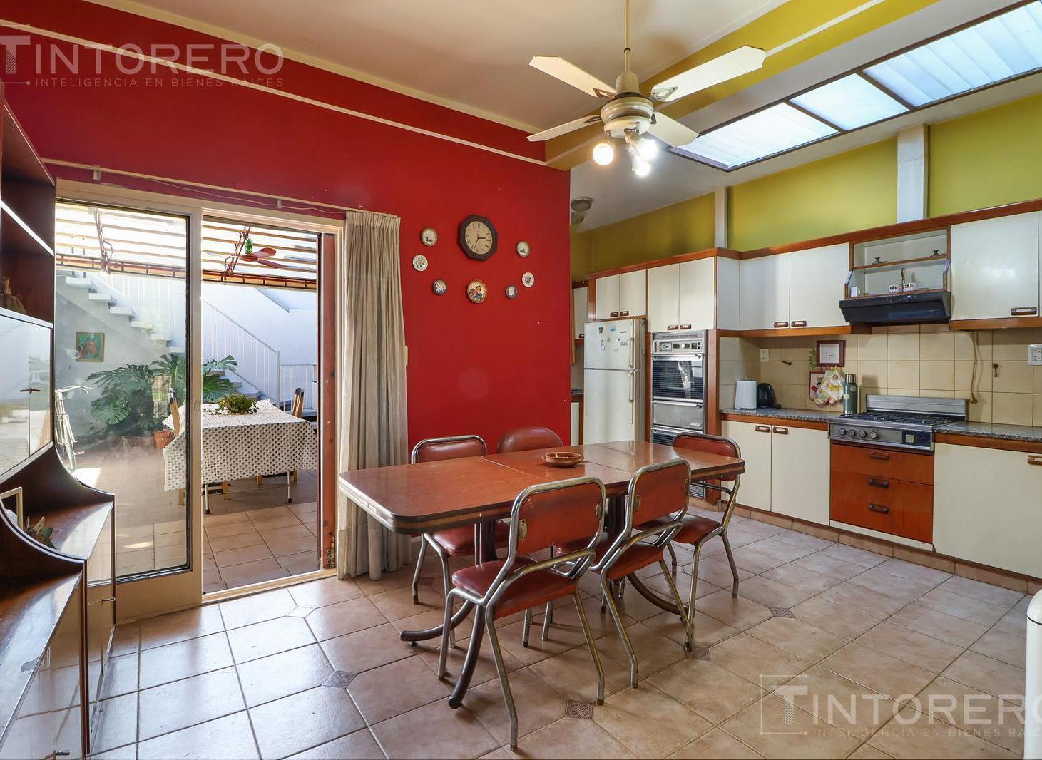 CASA DE 4 AMB EN VENTA EN CASTELAR. GARAGE, PATIO Y TERRAZA