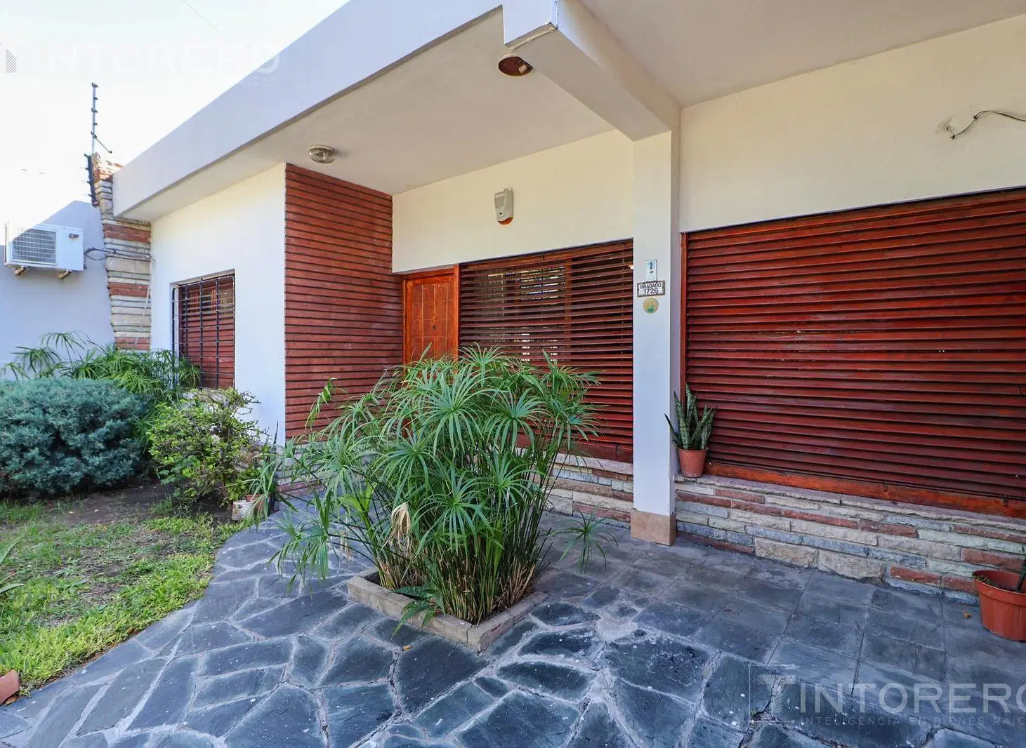 CASA DE 4 AMB EN VENTA EN CASTELAR. GARAGE, PATIO Y TERRAZA 4