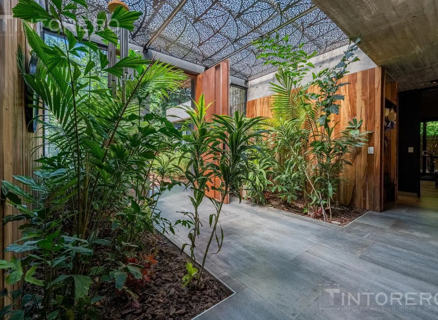 Exclusiva casa de diseño 5 ambientes con parque y piscina en Parque Leloir. 3