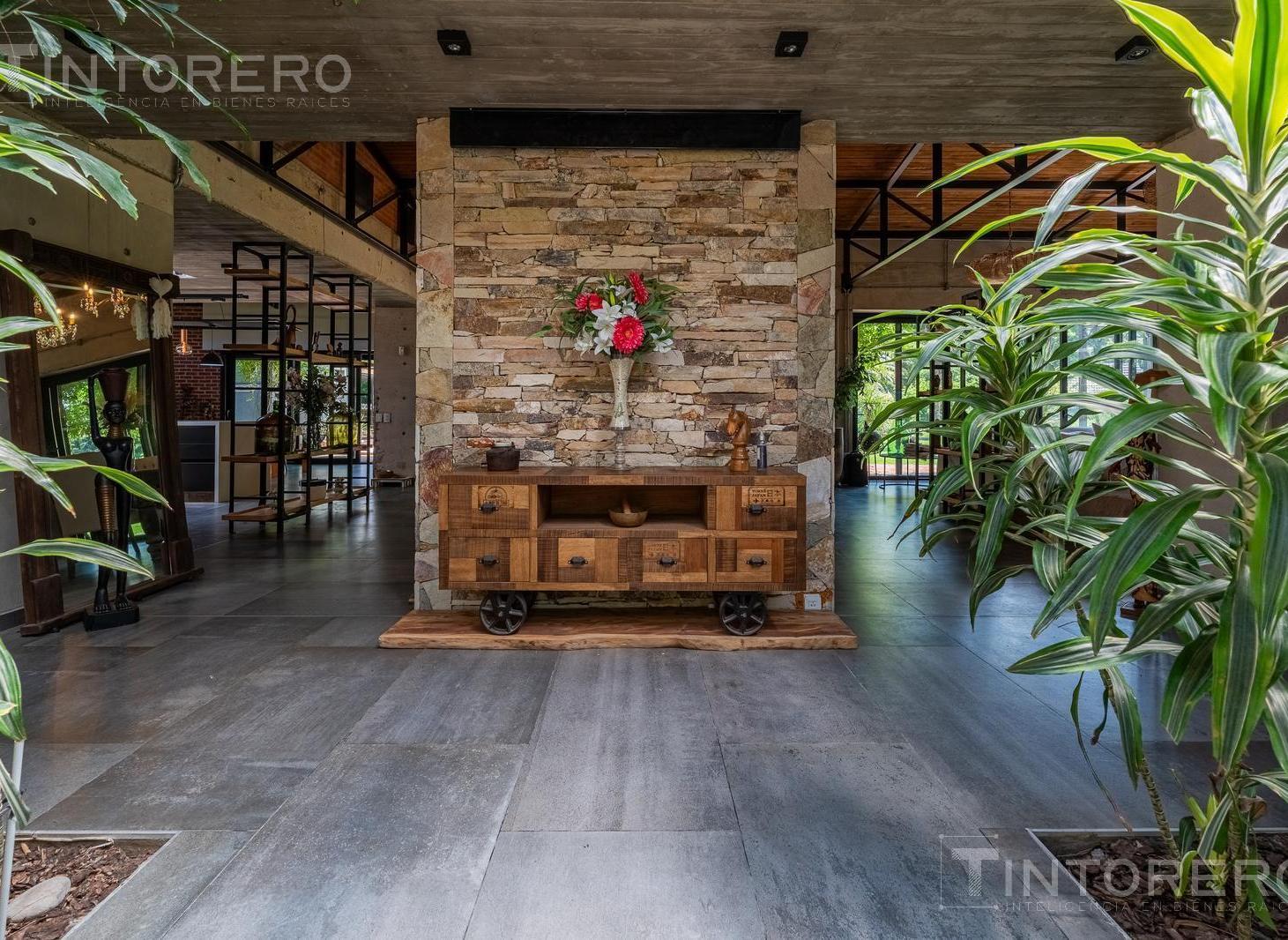Exclusiva casa de diseño 5 ambientes con parque y piscina en Parque Leloir.