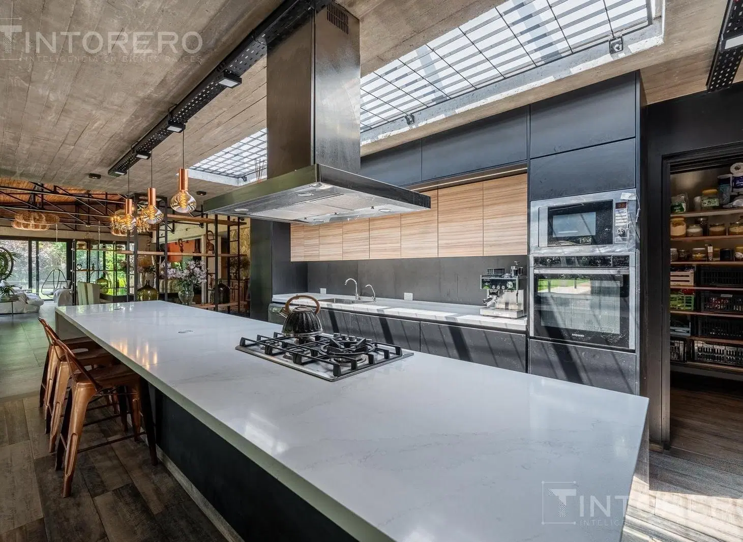 Exclusiva casa de diseño 5 ambientes con parque y piscina en Parque Leloir. 2