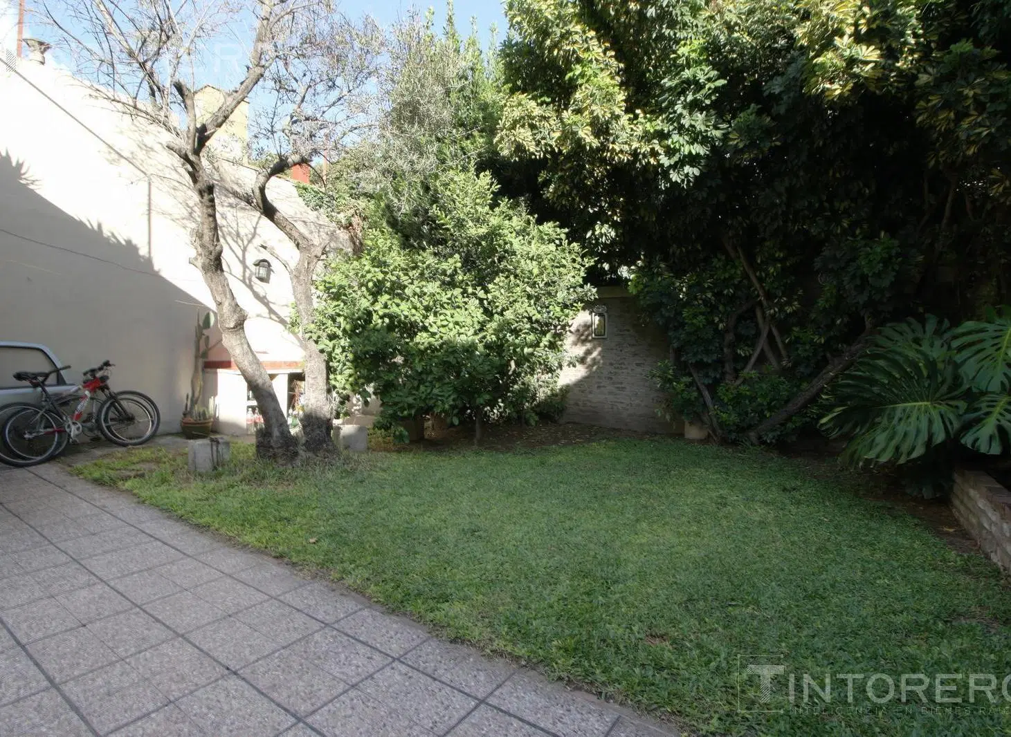 VENTA CASA 4 AMBIENTES CON COCHERA Y PARQUE EN FLORES 2