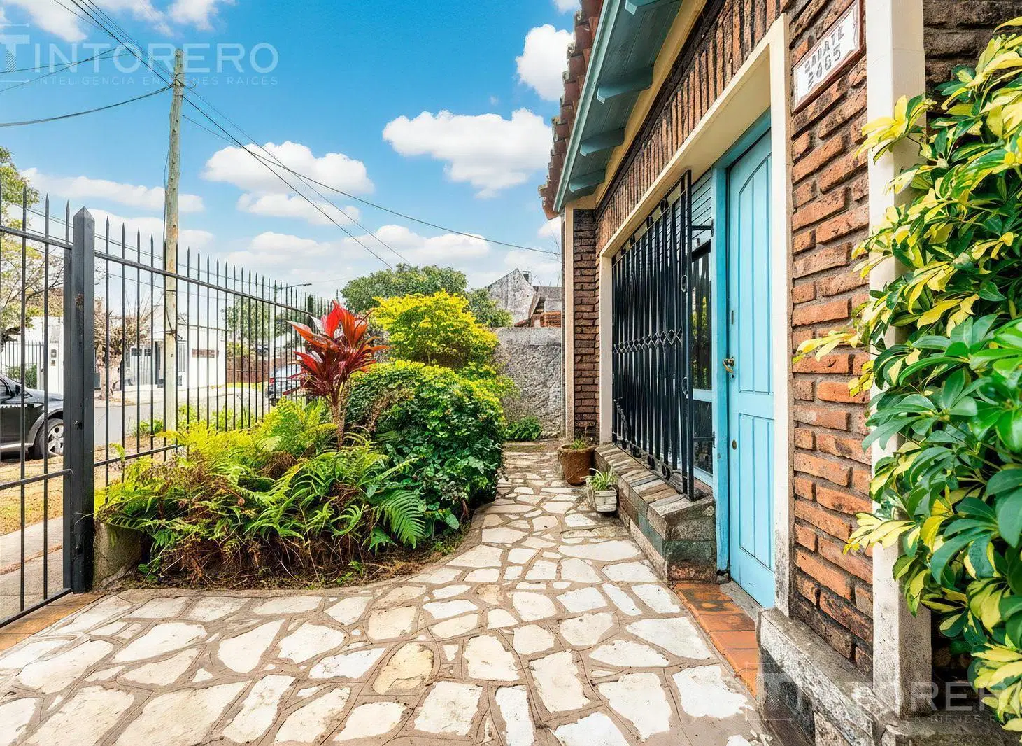 Casa 3 ambientes con patio y jardín en venta | Apto Crédito 3