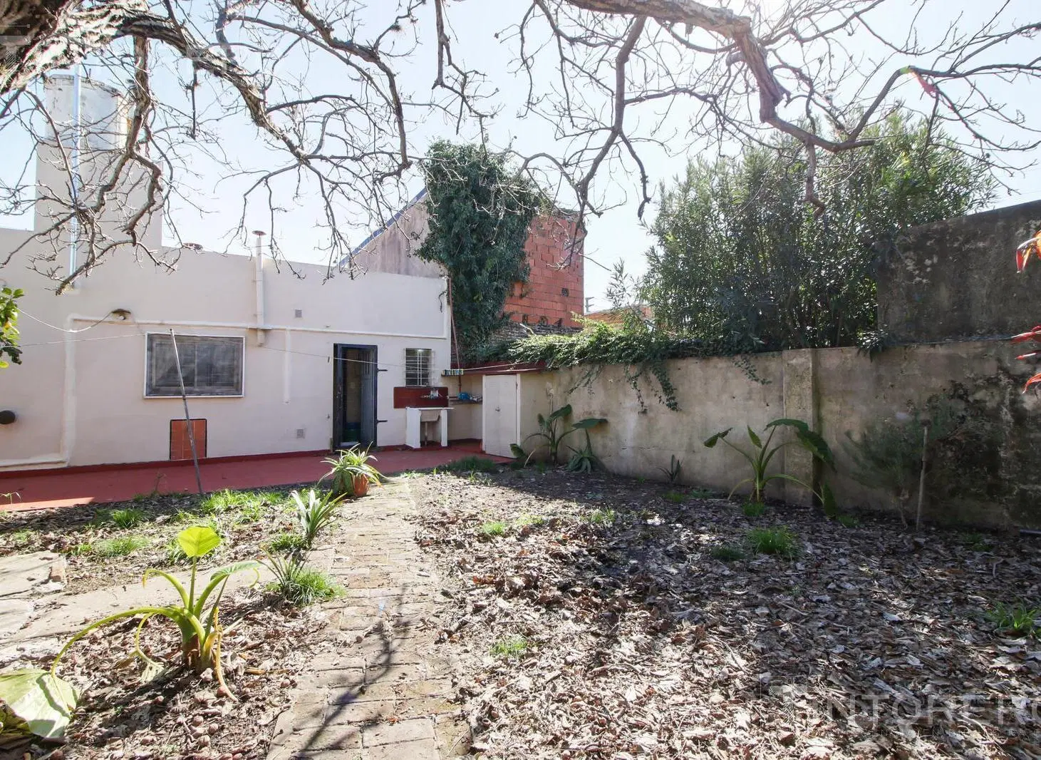 Casa multifamiliar con parque en Morón. Acepta Permuta 3