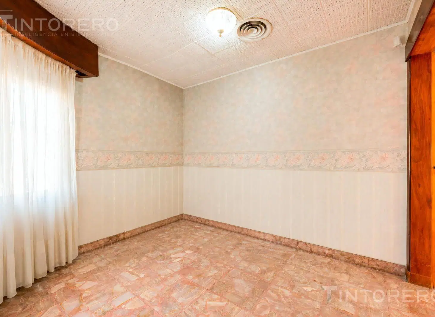 Casa en venta de 4 ambientes con patio, parrilla y cochera en Morón. 2