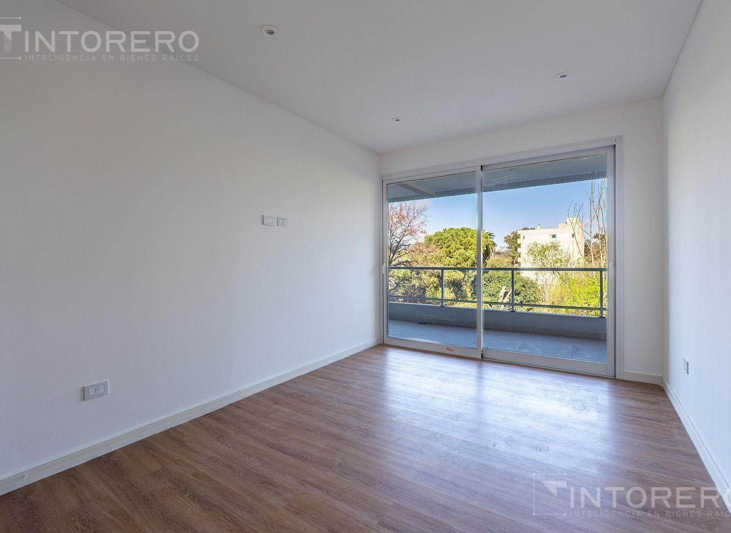 Foto de Departamento en venta de dos ambientes con balcón en edificio con, imagen 2