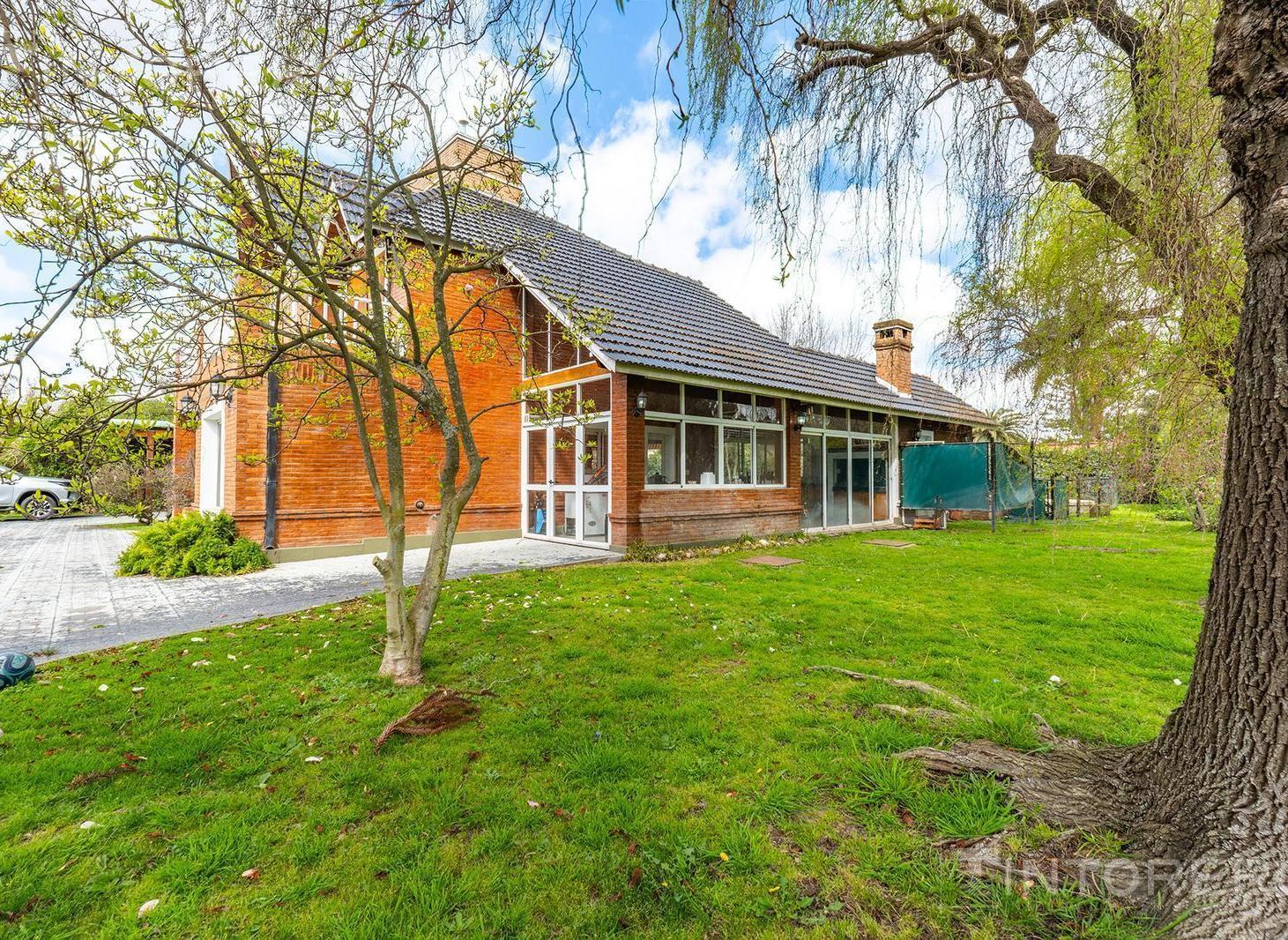 Foto de Casa en venta en Barrio El Ombú, con parque pileta, vista al lago y al, imagen 2