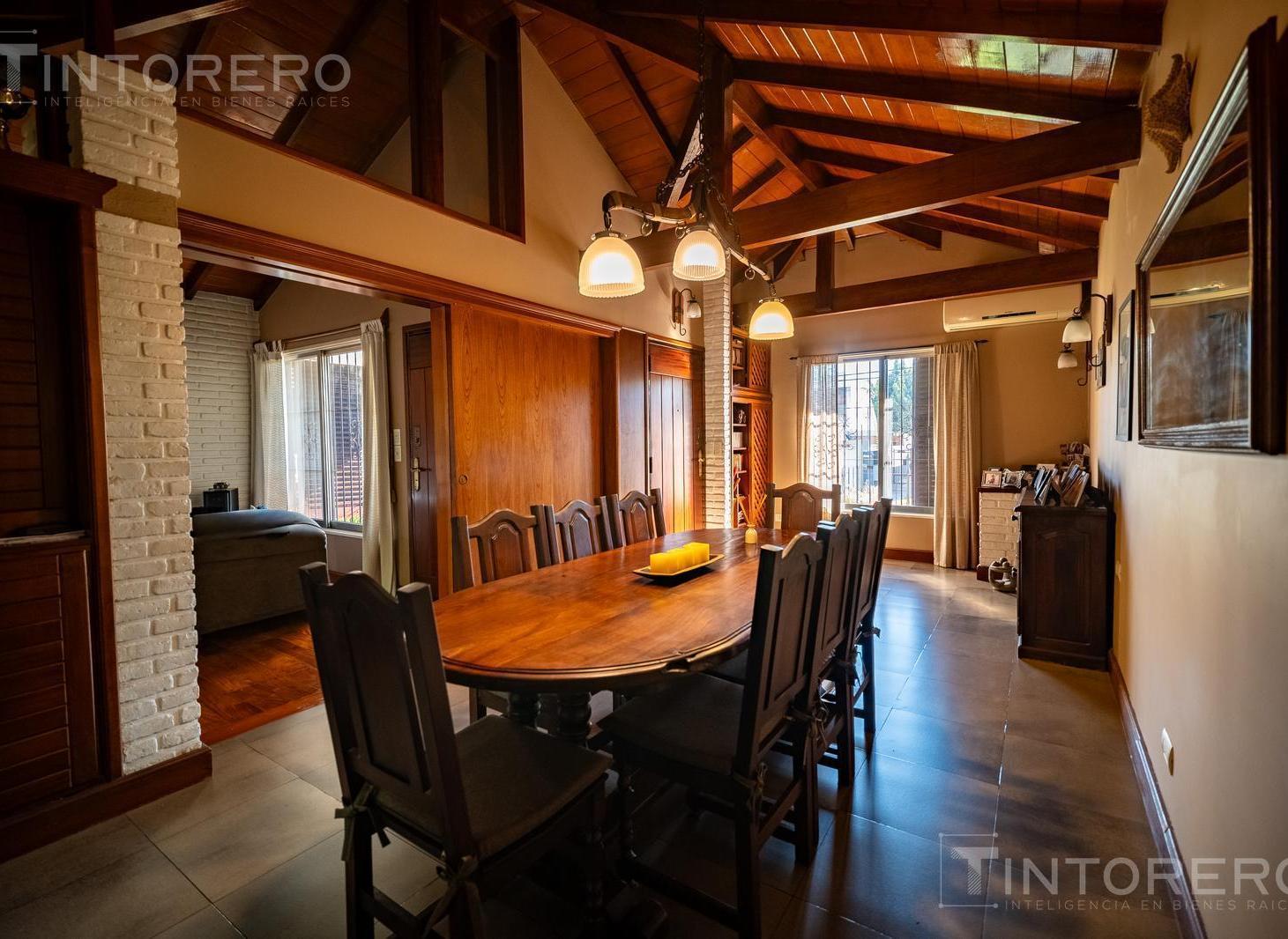 Foto de VENTA CASA EN CASTELAR NORTE CENTRO 5 AMB CON PARQUE, QUINCHO Y COCHERA., imagen 4