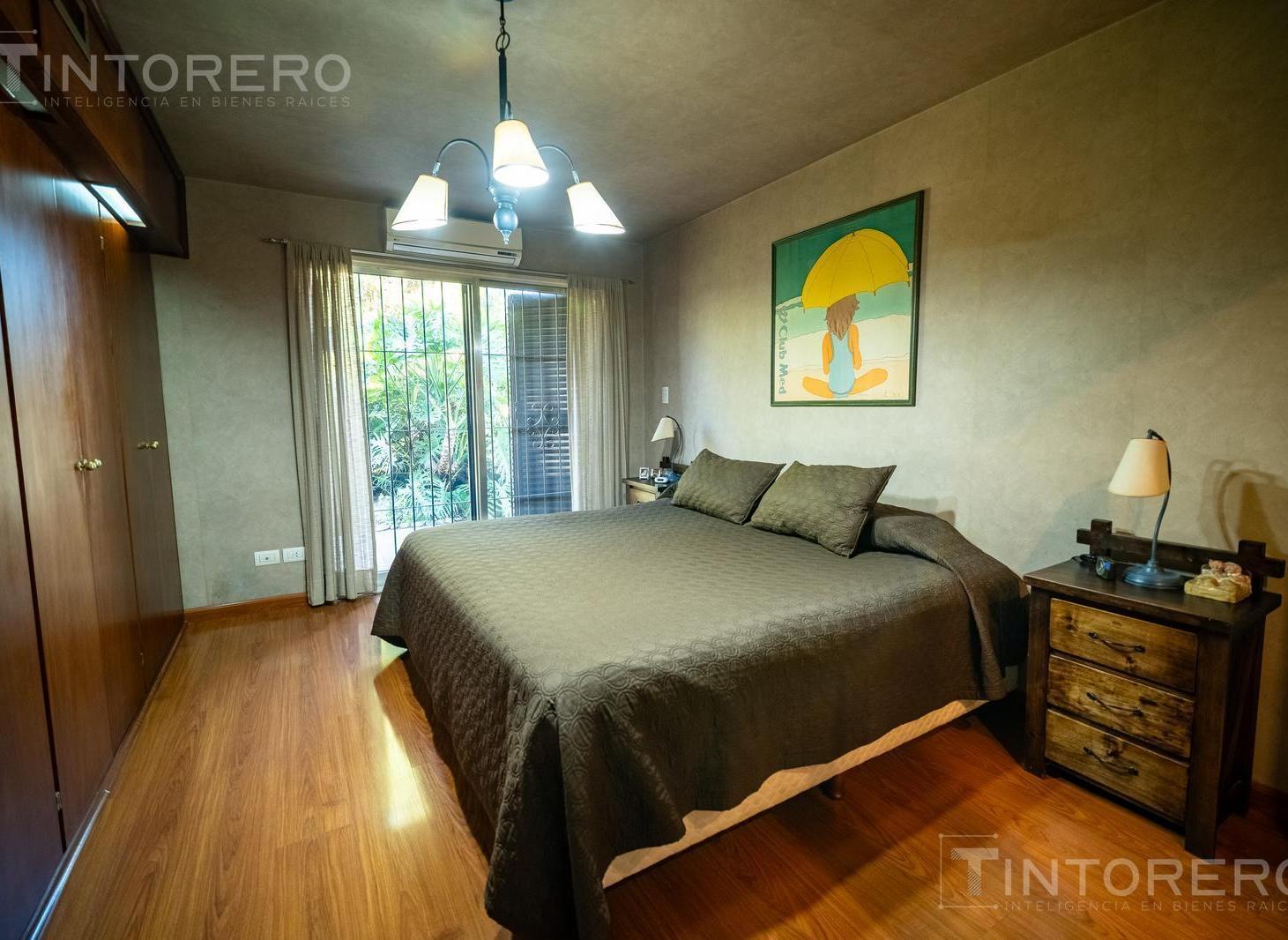 Foto de VENTA CASA EN CASTELAR NORTE CENTRO 5 AMB CON PARQUE, QUINCHO Y COCHERA., imagen 5