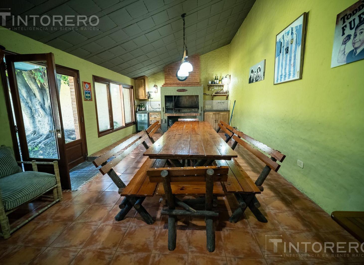 Foto de VENTA CASA EN CASTELAR NORTE CENTRO 5 AMB CON PARQUE, QUINCHO Y COCHERA., imagen 2