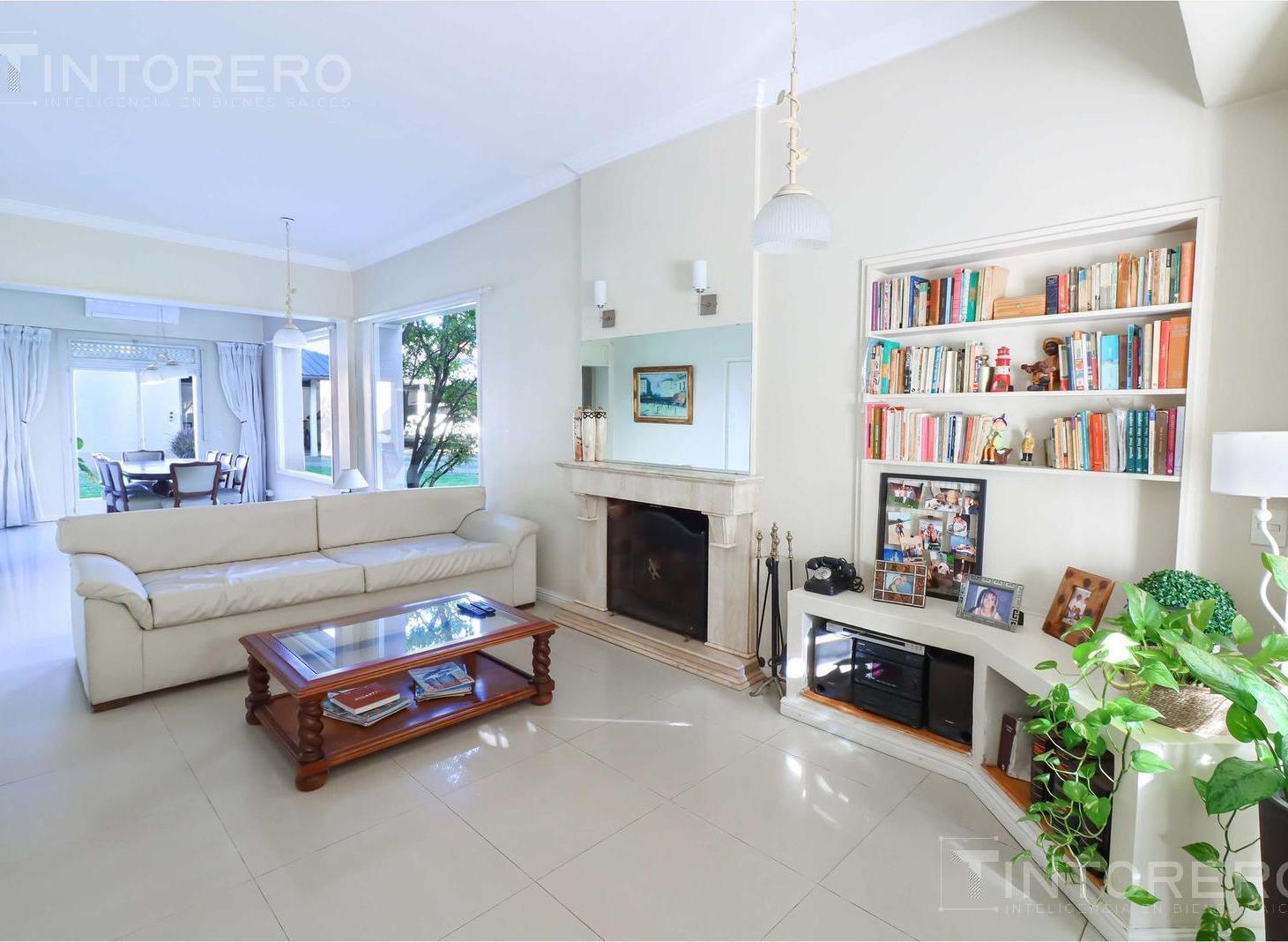 Foto de Venta Casa Castelar Norte 600mts de Lote, Parque Piscina Quincho Cochera, imagen 1