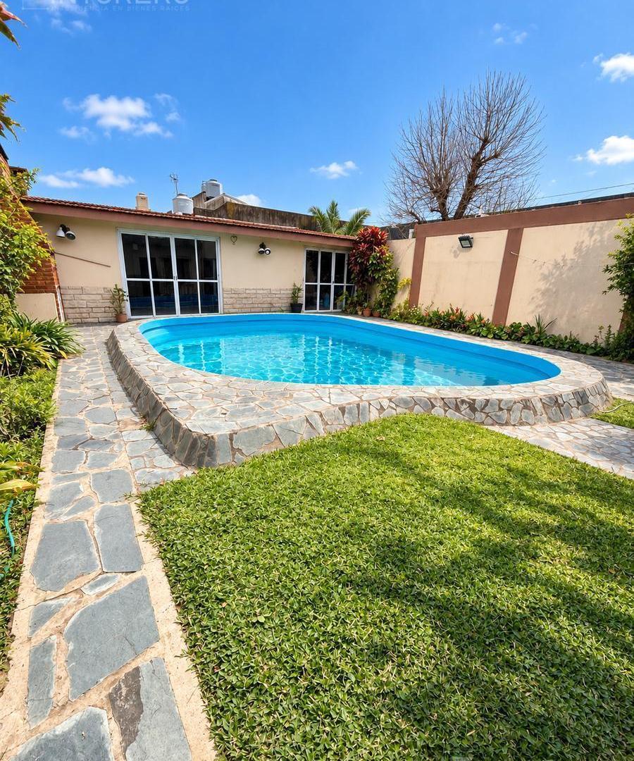 Foto de Casa en venta de 4 ambientes con pileta, quincho y parrilla en Morón., imagen 3