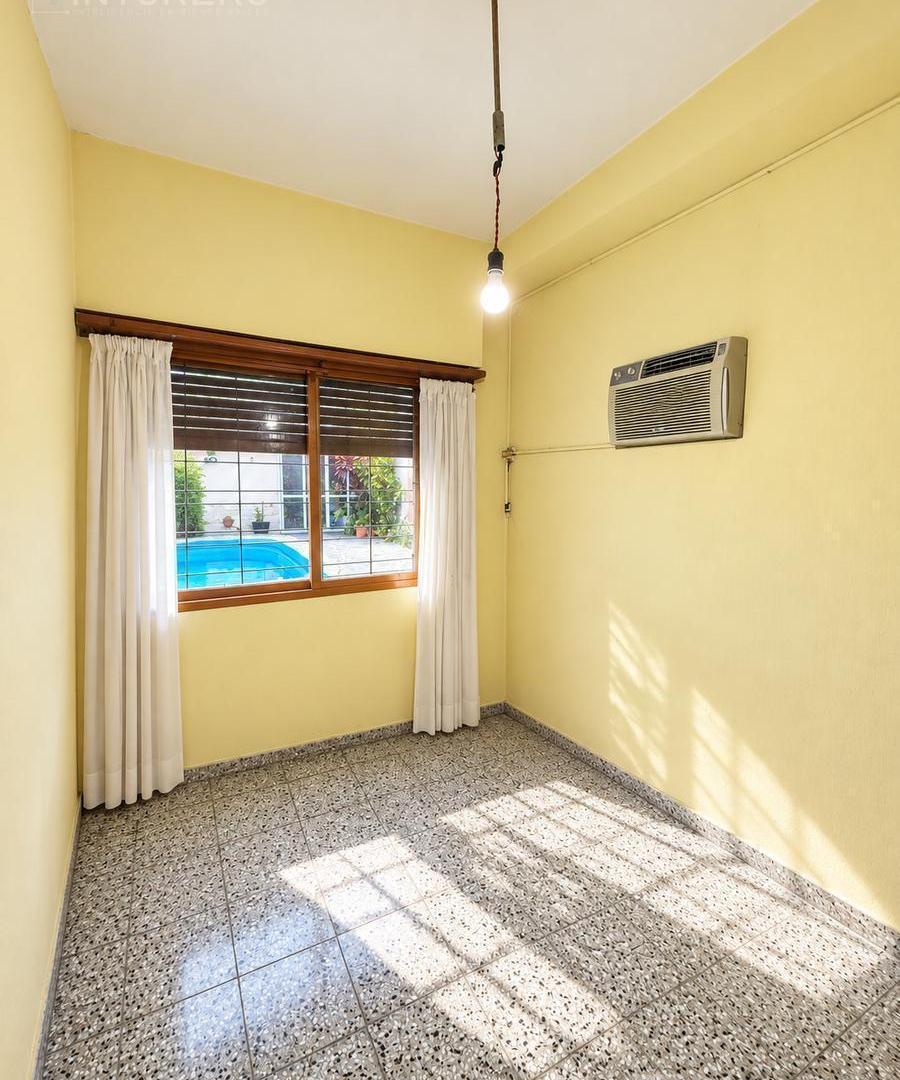 Foto de Casa en venta de 4 ambientes con pileta, quincho y parrilla en Morón., imagen 4