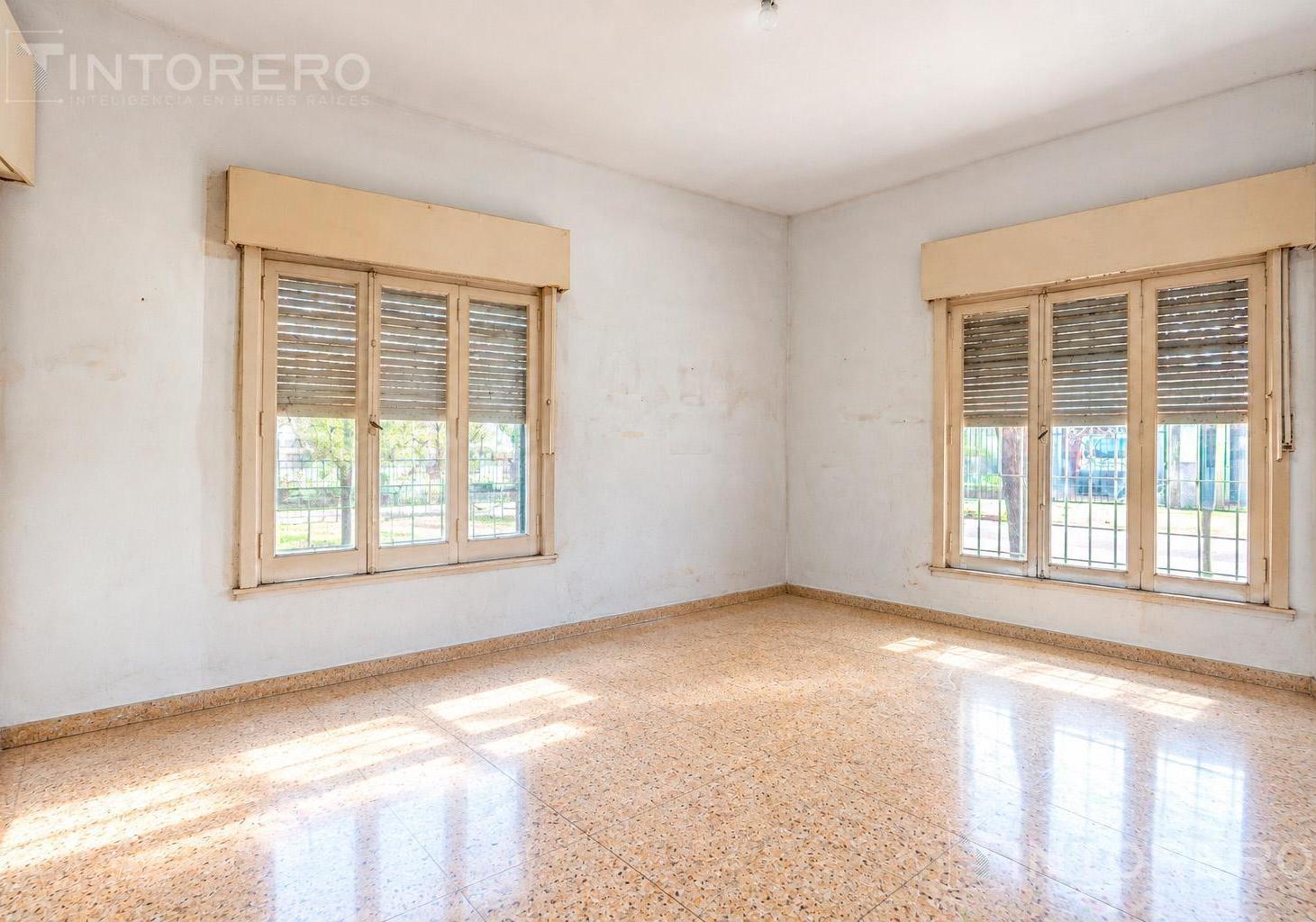 Foto de Casa en Venta Ramos Mejia con Jardín y Cochera 4 ambientes, imagen 1