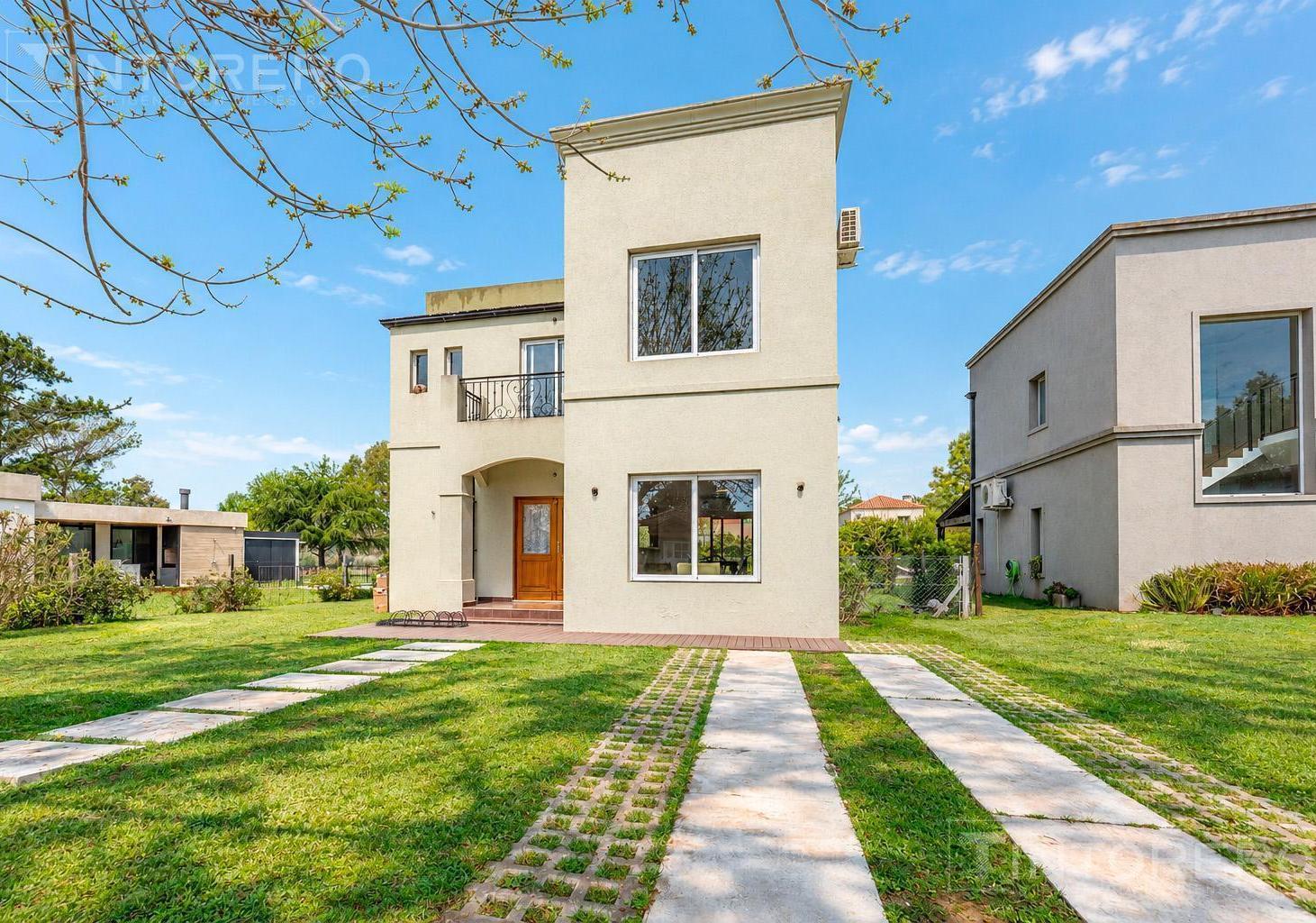 Foto de Casa en venta de 4 ambientes con amplio parque en Barrio Lujan Del Sol., imagen 1