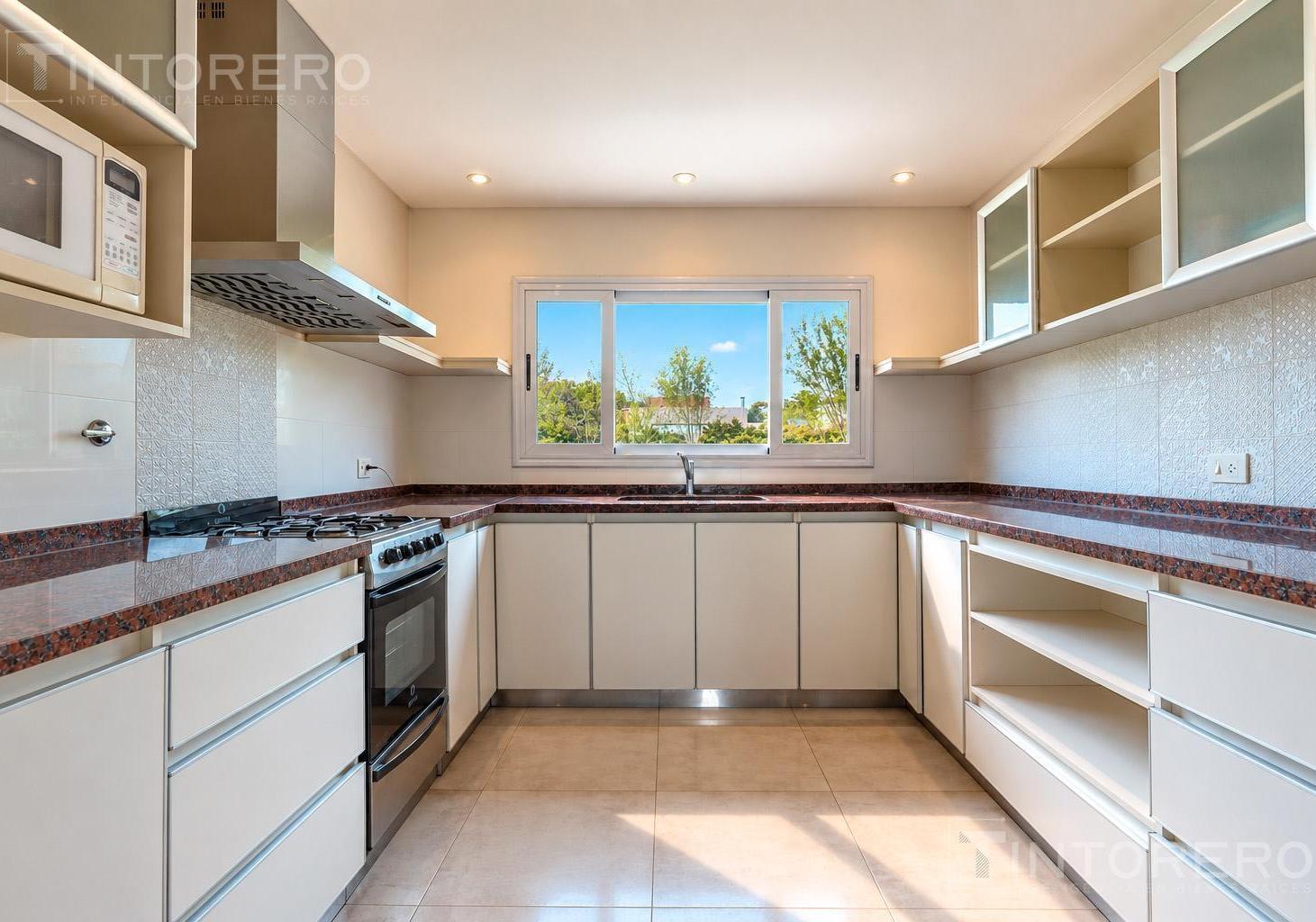 Foto de Casa en venta de 4 ambientes con amplio parque en Barrio Lujan Del Sol., imagen 2