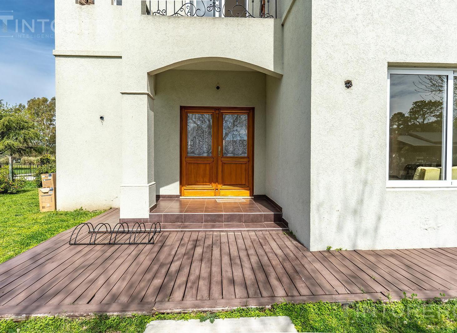 Foto de Casa en venta de 4 ambientes con amplio parque en Barrio Lujan Del Sol., imagen 4