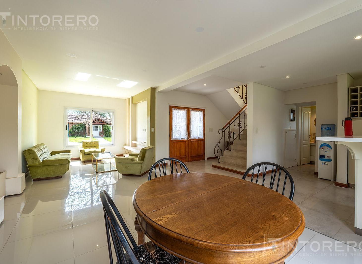 Foto de Casa en venta de 4 ambientes con amplio parque en Barrio Lujan Del Sol., imagen 3