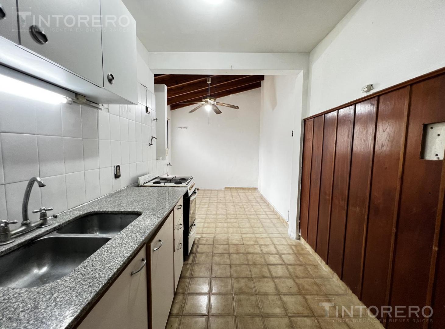 Foto de PH Duplex 3 Ambientes con Cochera en Alquiler en Morón Centro - Sin, imagen 2