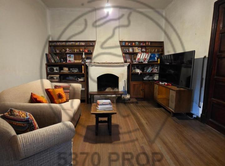 Gran Casa en 6 ambientes, 3 dormitorios, casa para huéspedes, cocheras, terrazas 2