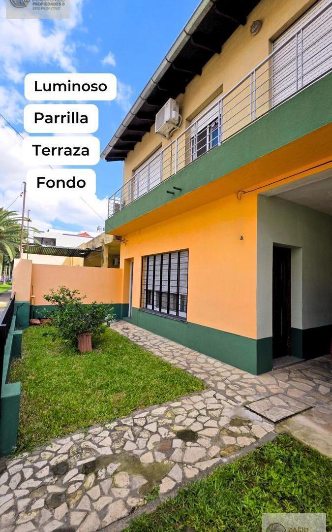Foto de Casa en venta 3 dormitorios, baño, toilette, cochera, fondo, terraza, imagen 2