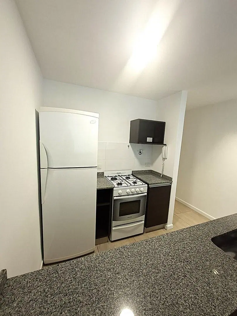 Venta , departamento con patio 44 m2 totales,  parrilla, piscina, baulera, Colegiales. Monoambiente 8