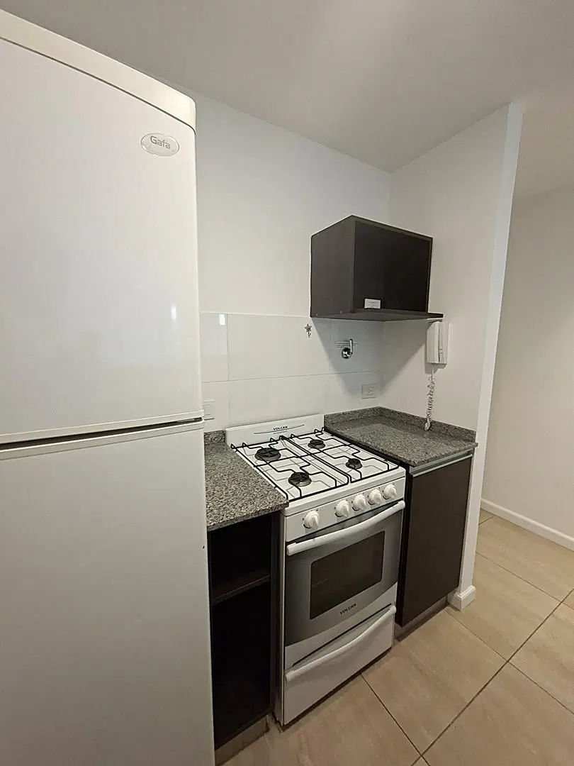 Venta , departamento con patio 44 m2 totales,  parrilla, piscina, baulera, Colegiales. Monoambiente 5