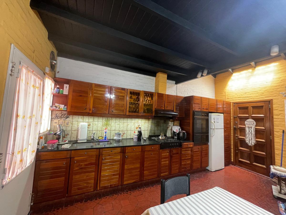 EN VENTA CHALET 4 AMBIENTES CON QUINCHO Y PISCINA EN VILLA LUZURIAGA
