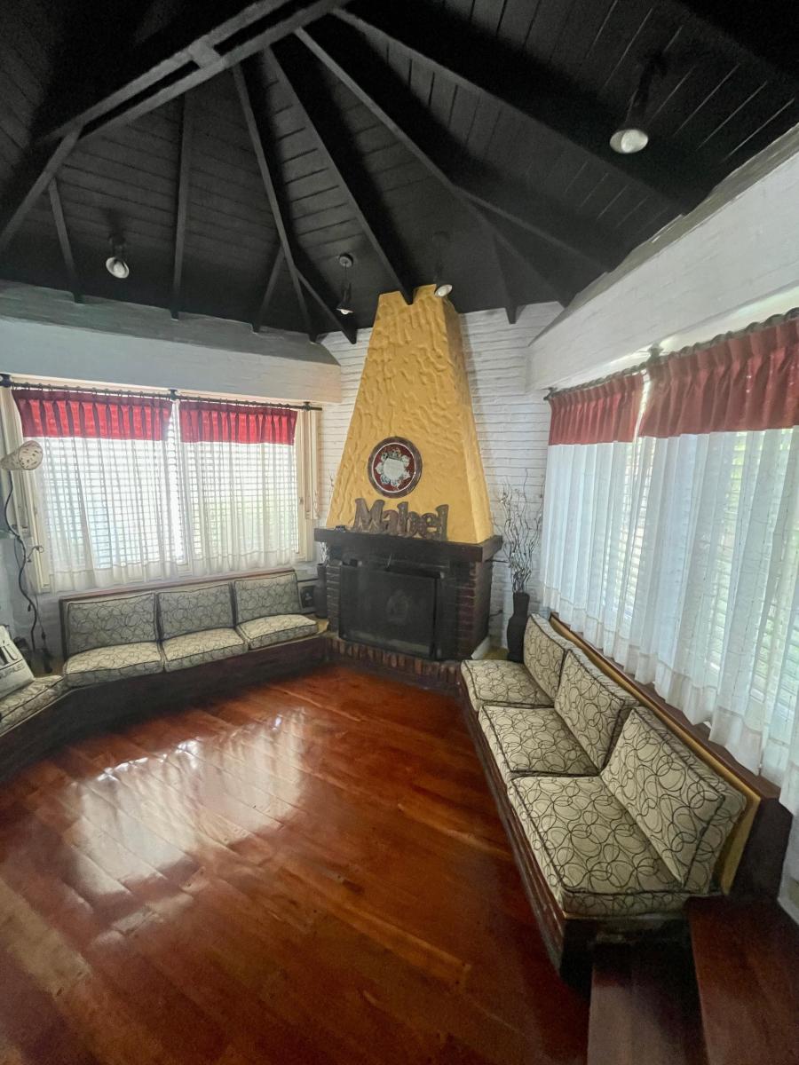 Foto de EN VENTA CHALET 4 AMBIENTES CON QUINCHO Y PISCINA EN VILLA LUZURIAGA, imagen 4