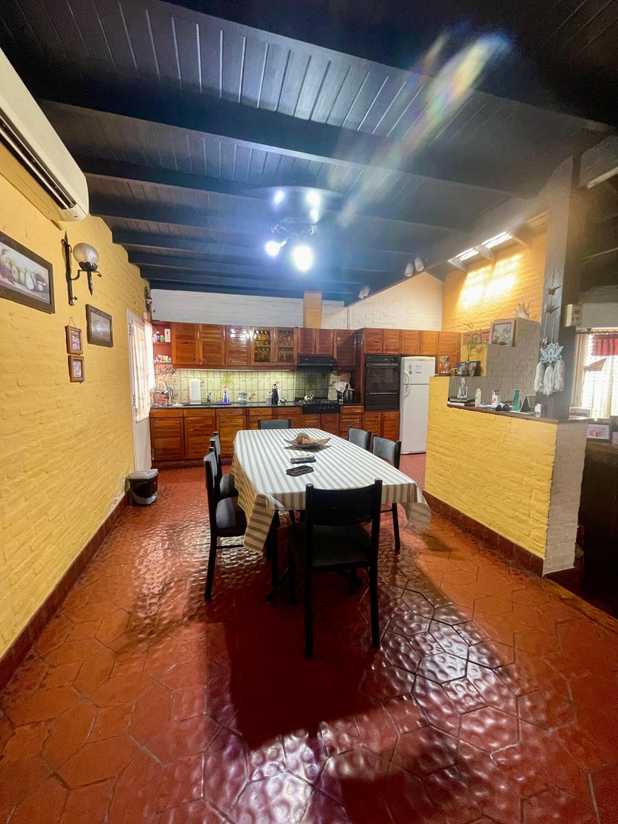 Foto de EN VENTA CHALET 4 AMBIENTES CON QUINCHO Y PISCINA EN VILLA LUZURIAGA, imagen 3