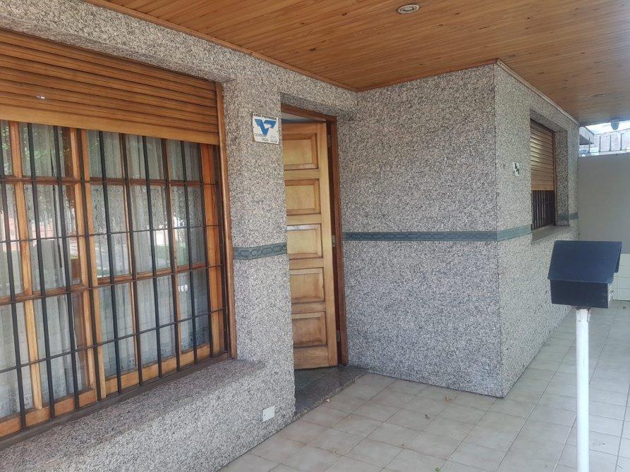 A LA VENTA - CASA 3 AMBIENTES CON FONDO LIBRE Y GALPON