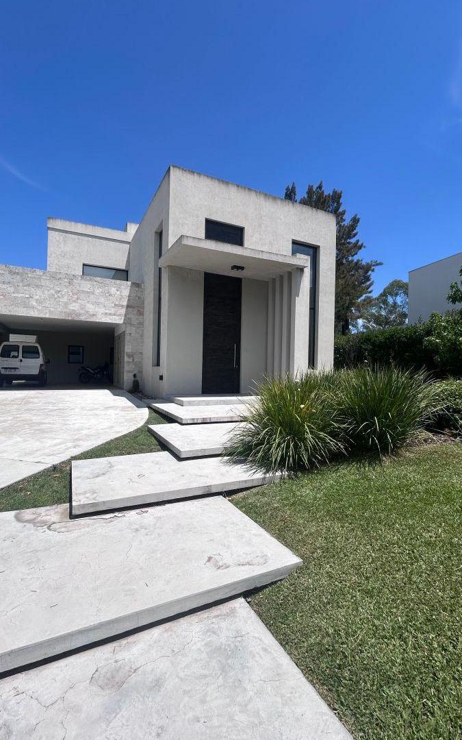 A LA VENTA - REFUGIO DE ENSUEÑO EN BARRIO TERRALAGOS - CANNING