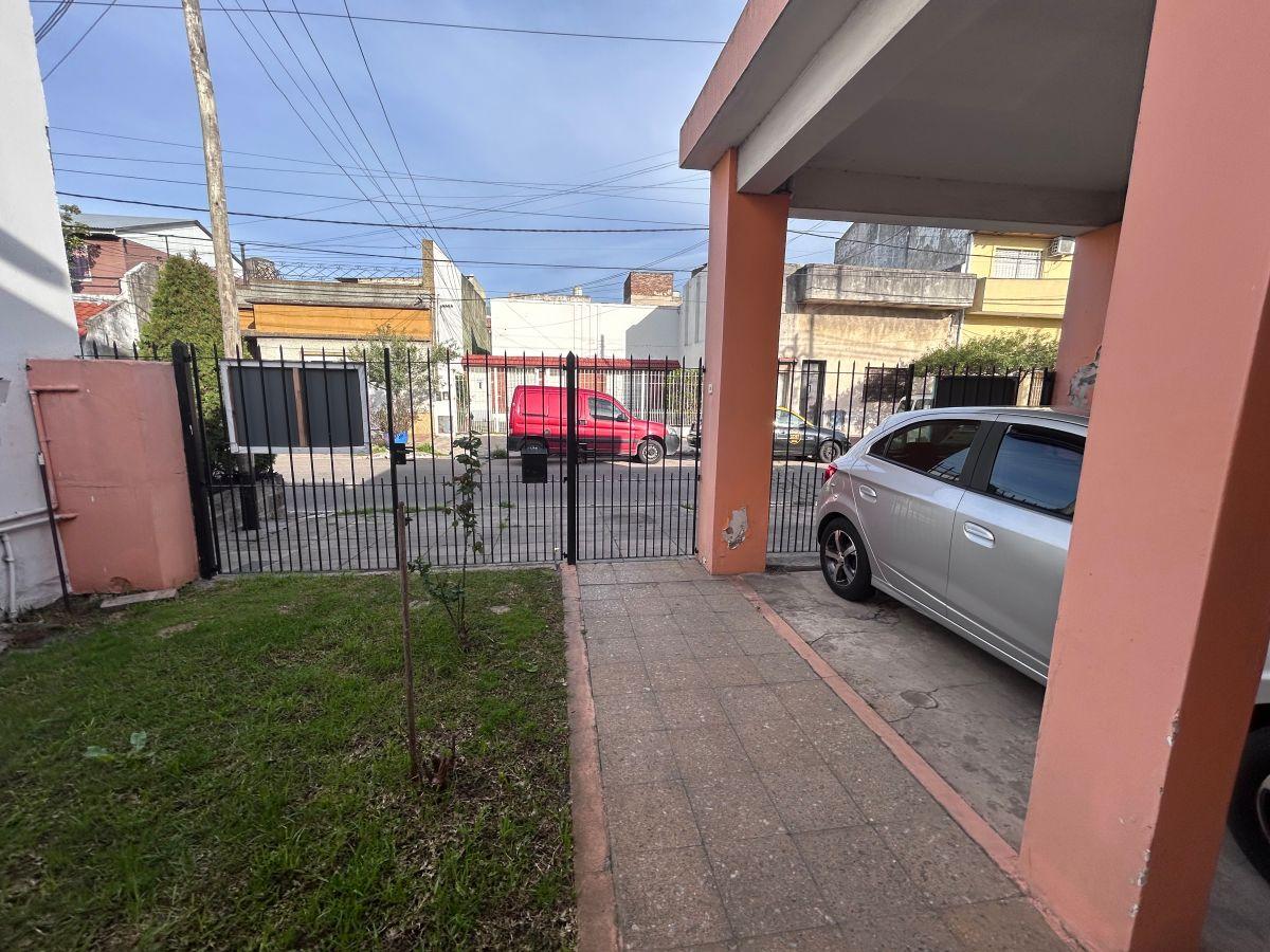 Foto de A LA VENTA - EXCELENTE PROPIEDAD 3 AMBIENTES + DEPTO 2 AMB AL FONDO, imagen 1